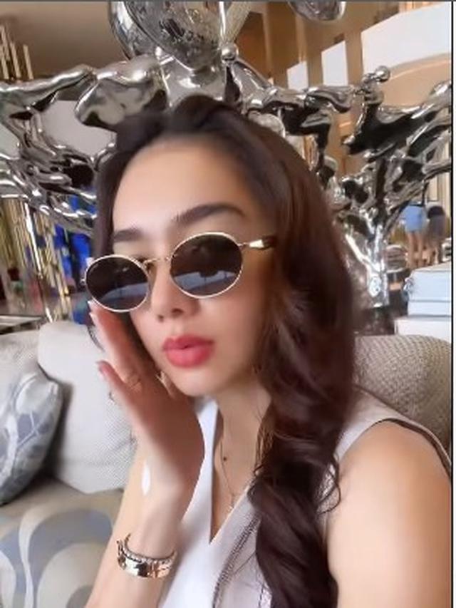 7 Momen Liburan Angel Karamoy di Dubai, Penampilannya Curi Perhatian