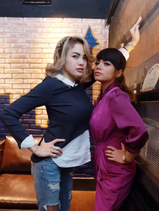 "Nikita begini-begini, kamu juga ikutan ya. Kasusnya kan enggak tahu benar atau dijebak. Sebagai teman Dinar akan support kak Niki biar lebih baik nantinya," ujar Dinar Candy di Senayan, Jakarta Selatan, Rabu (27/1/2016). (Galih W Satria/Bintang.com)