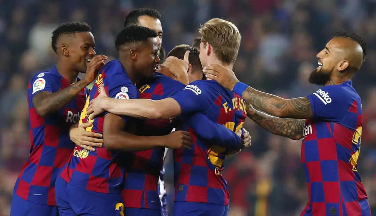Para pemain Barcelona merayakan gol yang dicetak oleh Clement Lenglet ke gawang Real Valladolid pada laga La Liga 2019 di Stadion Camp Nou, Selasa (29/10). Barcelona menang 5-1 atas Real Valladolid. (AP/Joan Monfort)