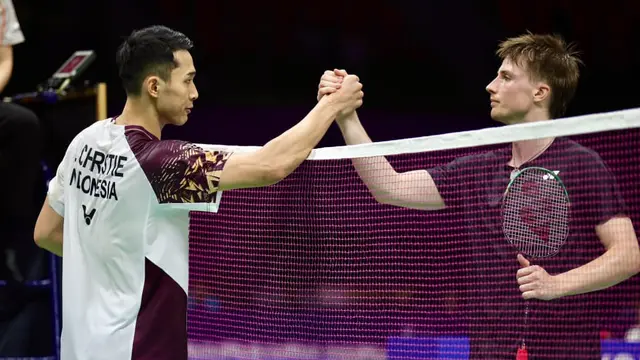 Tunggal putra Indonesia, Jonatan Christie, bersalaman dengan pemain Jerman, Matthias Kicklitz