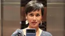 Lia Waode kini sudah jarang tersorot. Ia lebih memilih untuk menikmati perannya sebagai seorang ibu. Bintang film 'Suster Ngesot' ini diketahui menikah dengan pria berkebangsaan asing asal Belanda, yakni Volker Lange. Bahtera rumah tangga mereka begitu harmonis. Keduanya telah dikaruniai seorang putri yang cantik. (Liputan6.com/IG/@liawaode)
