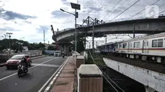 Kendaraan dan kereta Commuter Line saat melintas di bawah proyek jalur lintas atas (flyover) Cakung, Jakarta, Kamis (17/12/2020). Flyover dengan biaya pembangunan mencapai Rp 261 miliar ini diharapkan mampu mengatasi kemacetan yang kerap terjadi di kawasan tersebut. (merdeka.com/Iqbal Nugroho)