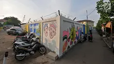Aktivitas warga di dekat mural Betawi yang berada di Kampung Pitung, Marunda, Jakarta, Senin (2/7). Mural-mural bernuansa Betawi kini menghiasi destinasi wisata rumah dan masjid Pitung. (Merdeka.com/Iqbal S. Nugroho)