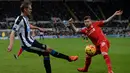 Pemain Newcastle United, Siem de Jong (kiri) berebut bola dengan pemain Liverpool, Alberto Moreno, dalam lanjutan Liga Inggris di Stadion St James' Park, Newcastle, Minggu (6/12/2015). (AFP/Oli Scarff)