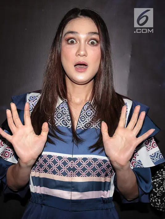 Aktris Luna Maya berpose saat konferensi pers film terbarunya Suzzana: Bernapas dalam kubur di Jakarta, Senin (24/9). Luna Maya yang memerankan Suzzanna akan beradu akting dengan Herjunot Ali yang menjadi pemeran Satria. (Liputan6.com/Faizal Fanani)