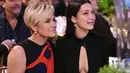 Bella Hadid juga tak luput dari pengawasan sang ibunda, Yolanda Hadid. Terlebih lagi, Yolanda sudah bergelut di dunia catwalk sejak tahun 80-an. (AFP/Bintang.com)
