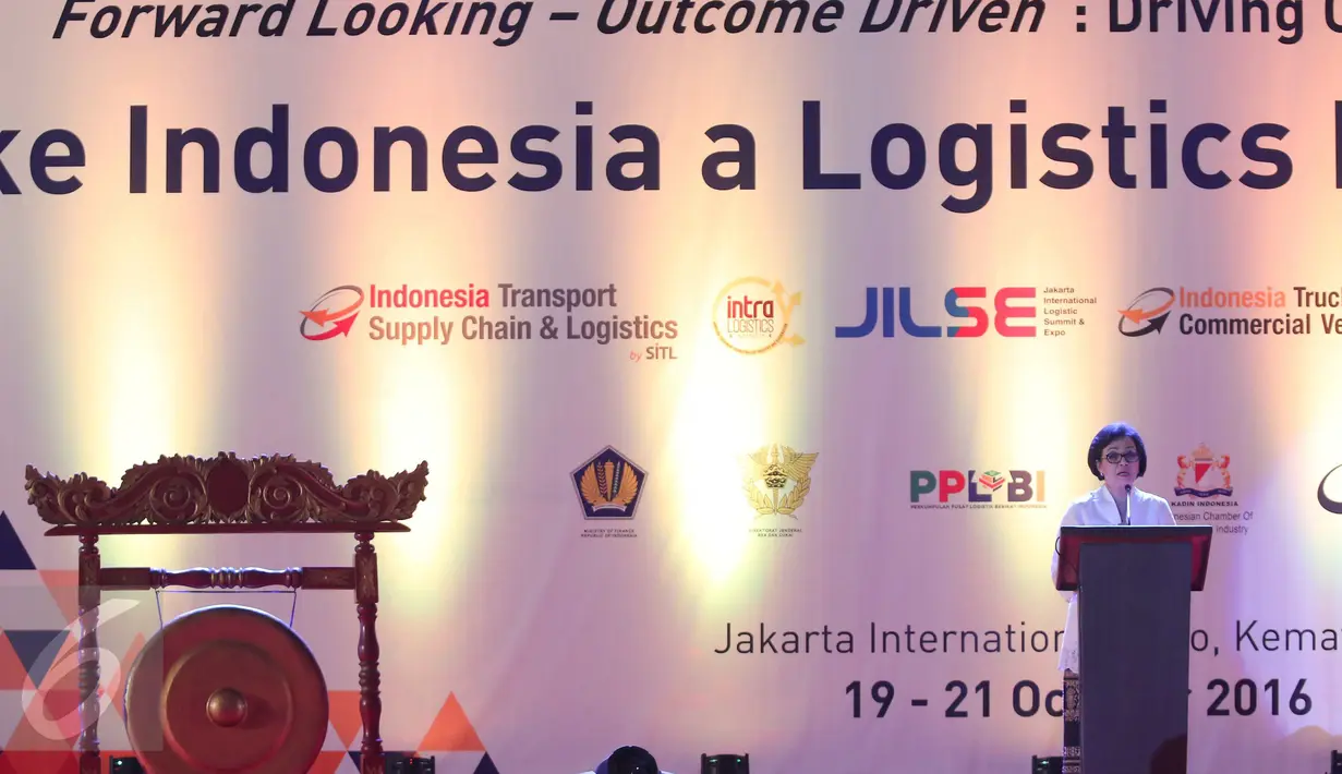 Menkeu Sri Mulyani memberikan sambutan pada acara JILSE di Jakarta, Rabu (19/10). Acara ini ditujukan untuk sosialisasi fasilitas Pusat Logistik Berikat (PLB) yang menjadi salah satu paket kebijakan ekonomi pemerintah. (Liputan6.com/Angga Yuniar)