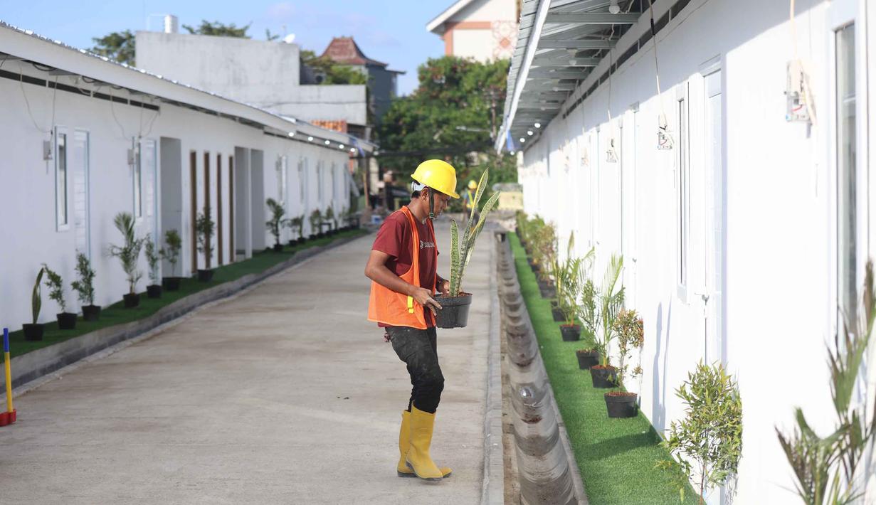 Proyek yang digarap Badan Usaha Milik Negara (BUMN) Karya ini bertujuan memberikan hunian lebih layak dan aman bagi warga yang dulunya tinggal di bantaran rel Senen. Tampak dalam foto, aktivitas pekerja menyelesaikan Hunian Sementara (Huntara) di kawasan Kramat Raya, Senen, Jakarta Pusat, Jumat (24/4/2026). (Kapanlagi.com/Budy Santoso)