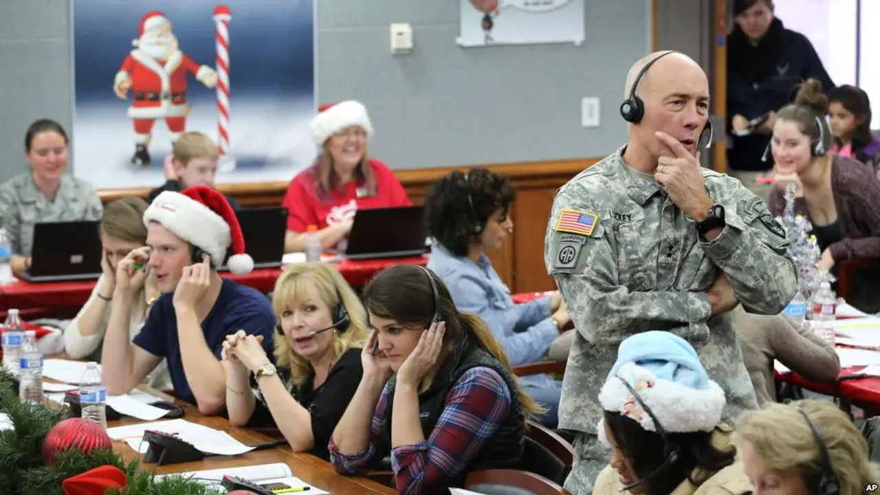 Kepala Staf NORAD dan USNORTHCOM, Mayjen Charles D. Luckey bergabung dengan para relawan yang melayani panggilan telepon dari anak-anak di seluruh dunia yang menanyakan Sinterklas, 24 Desember 2014.
