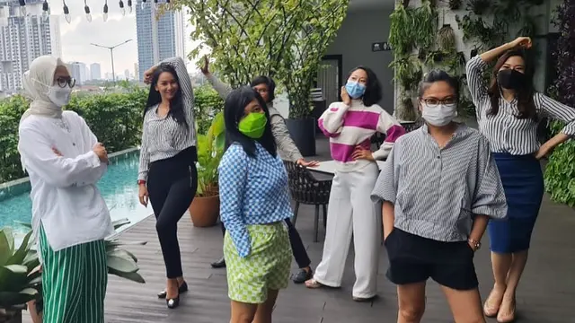 6 Momen Bridal Shower Kalina Ocktaranny, Diceburkan ke Kolam6 Momen Bridal Shower Kalina Ocktaranny, Diceburkan ke Kolam