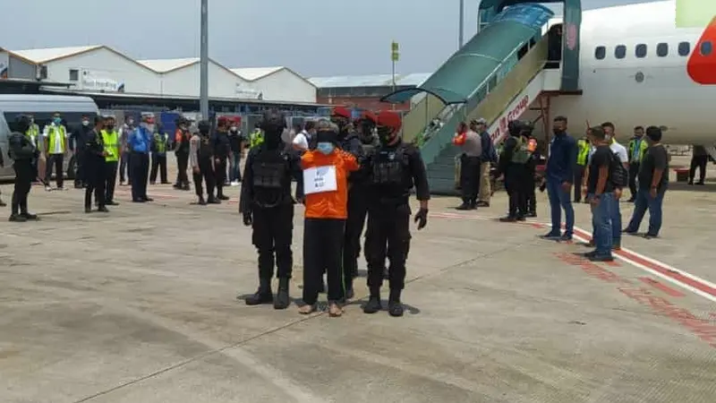 Sebanyak 22 terduga teroris yang diterbangkan dari Jawa Timur dengan pesawat Lion Air Charter JT3585, tiba di Terminal Cargo Bandara Internasional Soekarno Hatta, pukul 12.15 Wib, Kamis (18/3/2021).