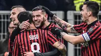 Pemain AC Milan Theo Hernandez (tengah) merayakan golnya ke gawang SPAL bersama Suso (kiri) dan Alessio Romagnoli pada babak 16 besar Coppa Italia 2019/2020 di Stadion San Siro, Milan, Italia, Rabu (15/1/2020). AC Milan menang 3-0. (Miguel MEDINA/AFP)