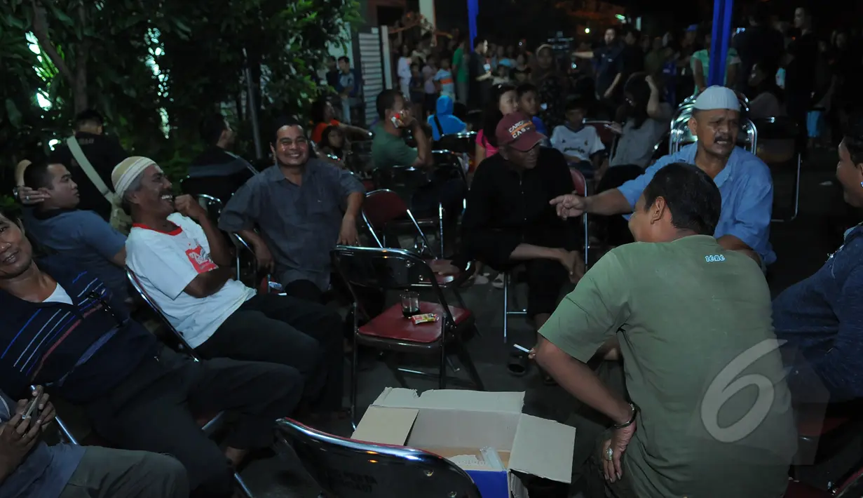 Suasana kediaman Olga Syahputra di Jalan Kresna Raya no. 4 Duren Sawit, Jakarta Timur, Jumat (27/3/2015). Warga mulai berdatangan untuk mengucapkan belasungkawa (Liputan6.com/Faisal R Syam)