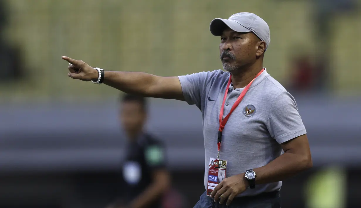 Pelatih Timnas Indonesia U-19, Fakhri Husaini, memberikan instruksi saat melawan Iran U-19 pada laga uji coba di Stadion Patriot Chandrabhaga, Bekasi, Sabtu (7/9). Indonesia kalah 2-4 atas Iran. (Bola.com/Yoppy Renato)