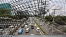 Kendaraan ramai dan lancar ketika melintasi jalan tol Jakarta, Rabu (30/9/2015). Jasa Marga mencatat volume kendaraan yang melewati seluruh ruas jalan tol yang dikelola BUMN Tol ini mengalami peningkatan. (Liputan6.com/Angga Yuniar)