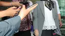 Winantuningtyastiti Swasanani keluar dari gedung KPK usai menjalani pemeriksaan, Jakarta, Selasa (27/10/2015). Winantuningtyastiti diperiksa sebagai saksi dugaan suap mantan Sekjen Partai Nasdem, Patrice Rio Capella. (Liputan6.com/Helmi Afandi) 