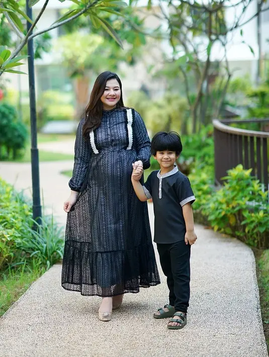 <p>Eriska Rein menunjukkan kekompakkannya dengan anak pertamanya jelang Lebaran. Di potret ini Erisk Rein cantik dengan Double Layered Dress hitam bermotif tribal dengan puffy sleeves. (instagram/eriskarein)</p>