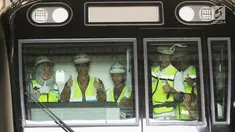 Gubernur DKI Jakarta Anies Baswedan didampingi anaknya Kaisar Baswedan dan Direktur Utama PT MRT Jakarta William Sabandar berfoto bersama saat meninjau kereta Mass Rapid Transit (MRT) di Depo Lebak Bulus, Jakarta, Kamis (12/4).(Liputan6.com/Arya Manggala)