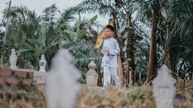 Kisah Bocah Ziarah Ke Makam Ibunya Ini Bikin Sedih
