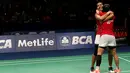Selebrasi Greysia Polii/Nitya Krishinda ganda puteri Indonesia melaju ke final dengan mengalahkan  Yu Yang/Zhong Qianxin di semifinal BCA Indonesia Open Premier Super Series 2015 di Istora Senayan Jakarta. (Peksi Cahyo/Bola.com)