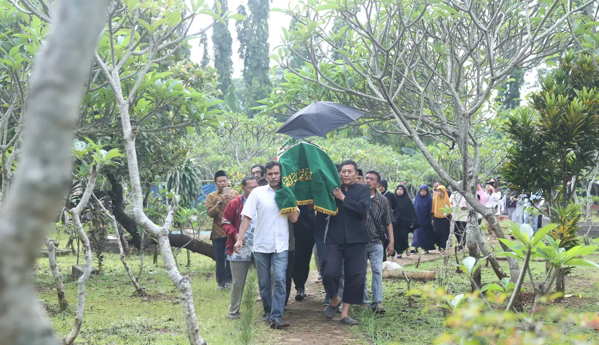 Menurut sang ibu, Isverina, saat ini Tasya sedang mengikuti ujian dan baru bisa kembali ke Jakarta pada Mei mendatang. Tasya mengatakan pada sang ibu agar ayahnya segera dimakamkan, tak perlu menunggunya. (Nurwahyunan/Bintang.com)