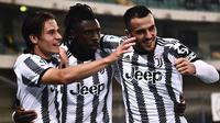 Penyerang Juventus, Moise Kean (tengah) berselebrasi dengan rekan satu timnya usai mencetak gol ke gawang Verona pada pertandingan lanjutan Liga Serie A Italia di stadion Bentegodi di Verona, Jumat (11/11/2022). Juventus menang tipis atas Verona dengan skor 1-0. (AFP/Marco Bertorello)