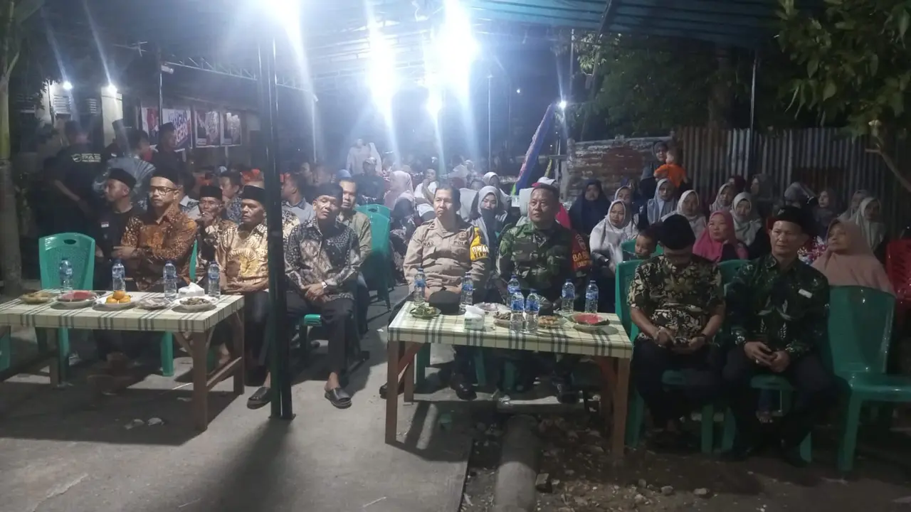 Warga Pekanbaru bersama Bhabinkamtibmas Polresta dalam sosialisasi Pilkada damai.
