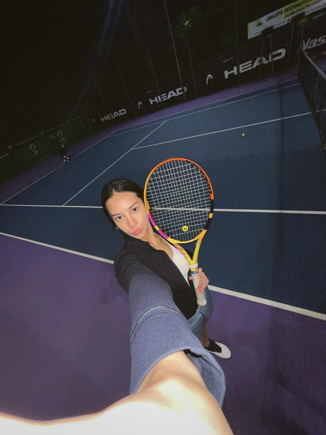 8 Potret Anya Geraldine Jajal Olahraga Tenis, Curi Perhatian