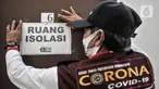 Anggota Lembaga Keswadayaan Masyarakat (LKM) memasang label pada pintu kamar isolasi COVID-19 di RW 05 Kelurahan Kuningan Barat, Jakarta, Kamis (27/8/2020). Pengubahan tempat indekos menjadi ruang isolasi tersebut atas dasar kepedulian terhadap sesama. (merdeka.com/Iqbal S. Nugroho)