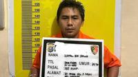 Tersangka pembunuhan kakak ipar yang ditangkap oleh personel Polres Indragiri Hulu. (Liputan6.com/M Syukur)
