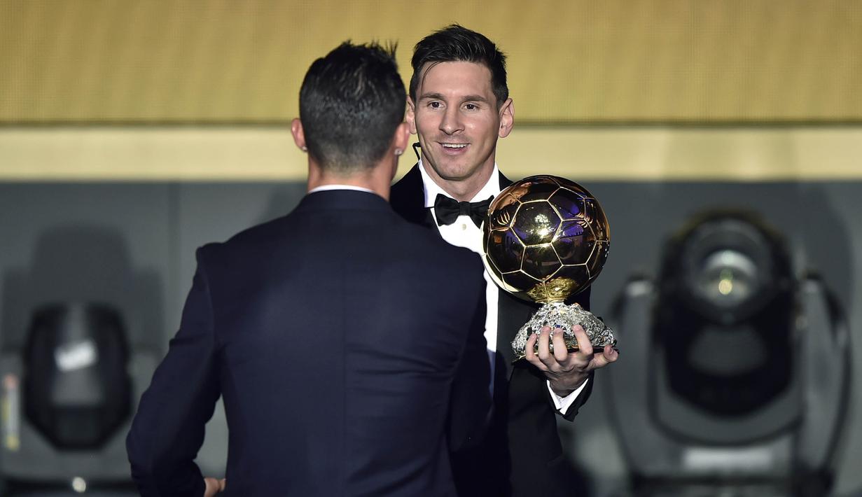 Cristiano Ronaldo memberikan selamat kepada Lionel Messi saat acara penghargaan Ballon d'Or 2015 di Zurich, (11/1/2016). (AFP/Fabrice Coffrini)