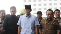 Bakal calon wakil presiden, Sandiaga Uno didampingi tim sinkronisasi Anies-Sandi selama Pilkada DKI, Sudirman Said mendatangi gedung KPK, Jakarta, Selasa (14/8). Kedatangan Sandiaga untuk melaporkan LHKPN. (Liputan6.com/Herman Zakharia)