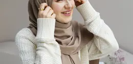 mengenakan hijab sepanjang hari sering kali membuat rambut lebih mudah lepek, kusut, atau terasa lembap, terutama saat cuaca panas.(doc.Freepik/Magfinic)