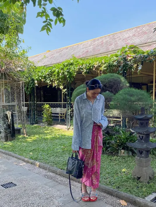 Tampil fun dan playful dengan kombinasi kemeja bermotif dan kain batik seperti Rania Yamin ini. [@raniaayamin]