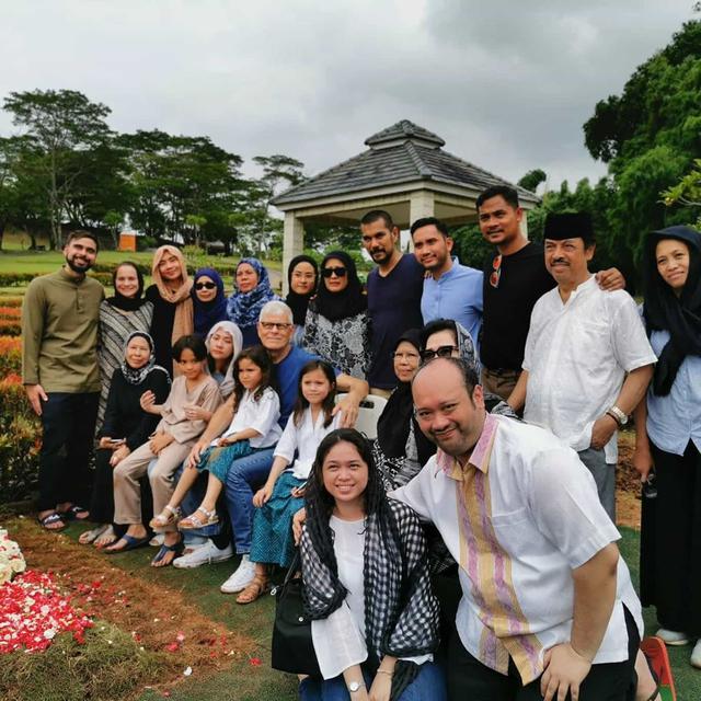 6 Momen Haru Bunga Citra Lestari Kembali Ziarah ke Pusara Ashraf Sinclair