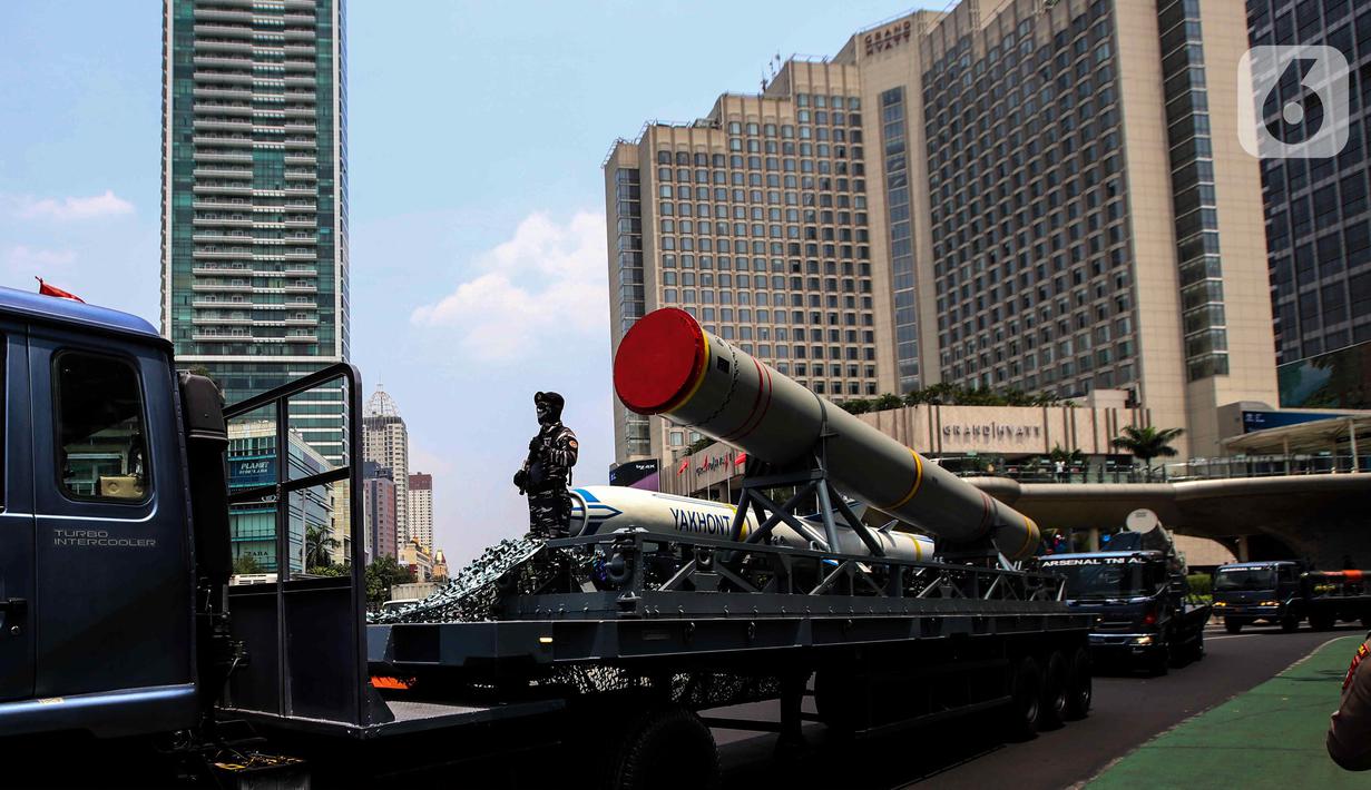 Juga tari helly diiringi lagu gemu famire dan diikuti Wan TNI dan ibu-ibu sebanyak 300 personel, dan display drumband Taruna Akademi TNI sejumlah 250 personel dan di tutup dengan demonstrasi Kolone Senapan Kolosal sebanyak 678 personel. (Liputan6.com/Angga Yuniar)