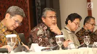 Gubernur BI, Perry Warjiyo (kedua kiri) saat jumpa pers di Gedung BI, Jakarta, Jumat (29/06). Pada Rapat Dewan Gubernur BI, suku bunga Lending Facility (LF) sebesar 50 bps menjadi 6%, berlaku efektif sejak 29 Juni 2018. (Liputan6.com/Herman Zakharia)