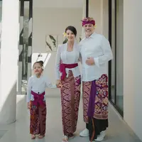 Farah Quinn baru tampil dengan kebaya kutu baru putih dipadukan obi magentanya. Semakin elegan dengan bawahan kain Bali keunguan. @farahquinnofficial