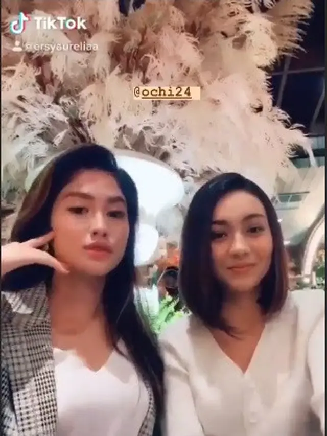 Kompak Joget TikTok, Ini 7 Potret Kebersaman Ochi Rosdiana dan Ersya Aurelia