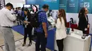 Pengunjung melihat pameran startup pada pelaksanaan Global Mobile Internet Conference (GMIC) Indonesia di ICE BSD, Tangerang Selatan, Selasa (26/9). GMIC Indonesia 2017 ini bertemakan “New Frontiers of Intelligence”. (Liputan6.com/Angga Yuniar)