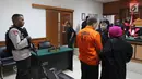 Terdakwa Kasus Terorisme Kelompok ISIS Surabaya Heru Widajanto berbincang saat menjalani sidang di Pengadilan Negri Jakarta Barat, Selasa (8/1). Agenda sidang tersebut adalah pembacaan dakwaan. (Liputan6.com/Johan Tallo)
