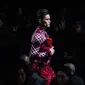 Seorang model mempersembahkan kreasi rumah mode Inggris Burberry selama koleksi peragaan busana Musim Gugur/Musim Dingin 2023 pada hari keempat London Fashion Week, di London, pada 20 Februari 2023. (NIKLAS HALLE'N / AFP)