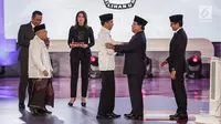 Capres dan cawapres nomor urut 01 Joko Widodo atau Jokowi-Ma'ruf Amin bersalaman dengan capres dan cawapres nomor urut 02 Prabowo Subianto-Sandiaga Uno usai debat perdana Pilpres 2019 di Hotel Bidakara, Jakarta, Kamis (17/1). (Liputan6.com/Faizal Fanani)