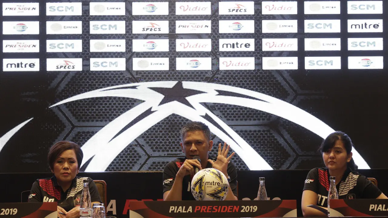 Organizing Committee, Iwan Budianto, memberi keterangan saat pengundian Piala Presiden 2019. (Bola.com/M. Iqbal Ichsan)