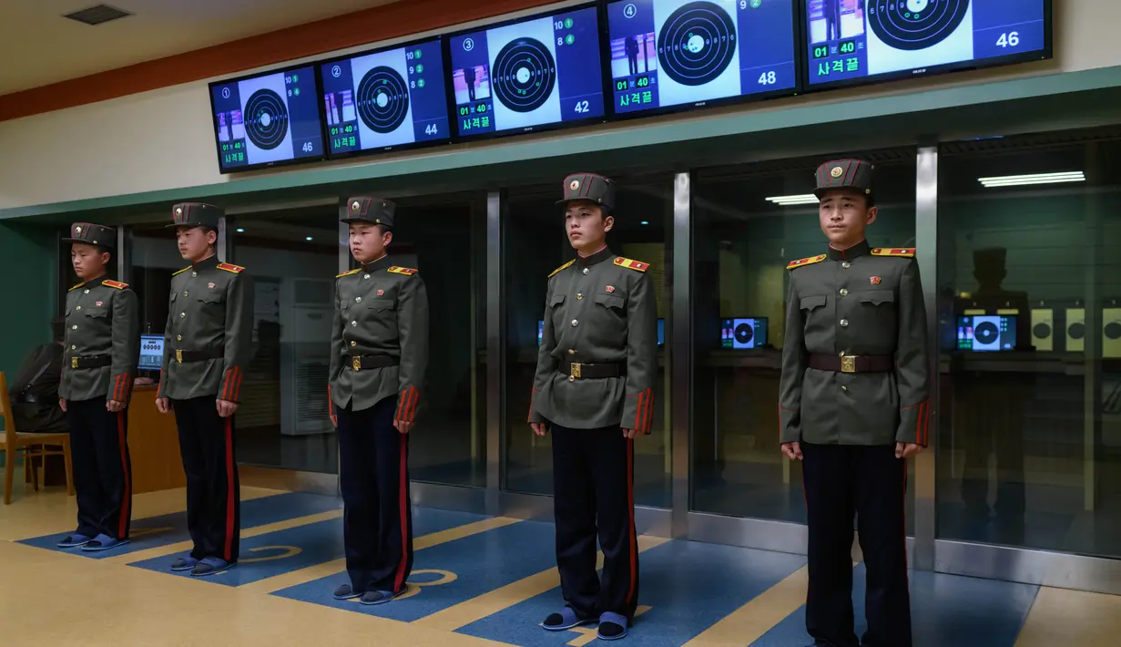 Siswa berbaris melakukan latihan menembak di Sekolah Revolusioner Mangyongdae, Korea Utara, 10 April 2018. Lulusan dari sekolah yang didirikan oleh kakek Kim Jong Un ini banyak yang kini menjadi elite pemerintahan. (ED JONES/AFP)