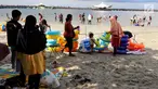 Sejumlah pengunjung bermain di pantai Ancol, Jakarta, Selasa (5/2). Libur Tahun Baru Imlek 2570 ancol masih menjadi tempat wisata pilihan untuk warga Jakarta dan sekitarnya. (Liputan6.com/Johan Tallo)