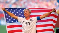 Seorang pemain bola mengekspresikan kegembiraannya saat Amerika Serikat menang Piala Dunia Wanita