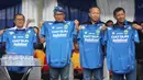 Gubernur Jawa Barat, Walikota Bandung, dan manajemen Persib memamerkan jersey baru Persib jelang bergulirnya Torabika Soccer Championship (TSC) 2016 Presented by IM3 Ooredoo di Stadion Siliwangi, Bandung, Sabtu (23/4/2016). (Bola.com/Permana Kusumadijaya)