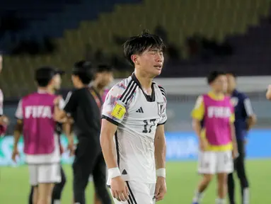 Ekspresi kesedihan pemain Timnas Jepang U-17, Shotaro Shibata, setelah timnya kalah dengan skor 1-2 dari Spanyol U-17 dalam pertandingan babak 16 Besar Piala Dunia U-17 di Stadion Manahan, Solo. Senin (20/11/2023). (Bola.com/Arief Bagus)