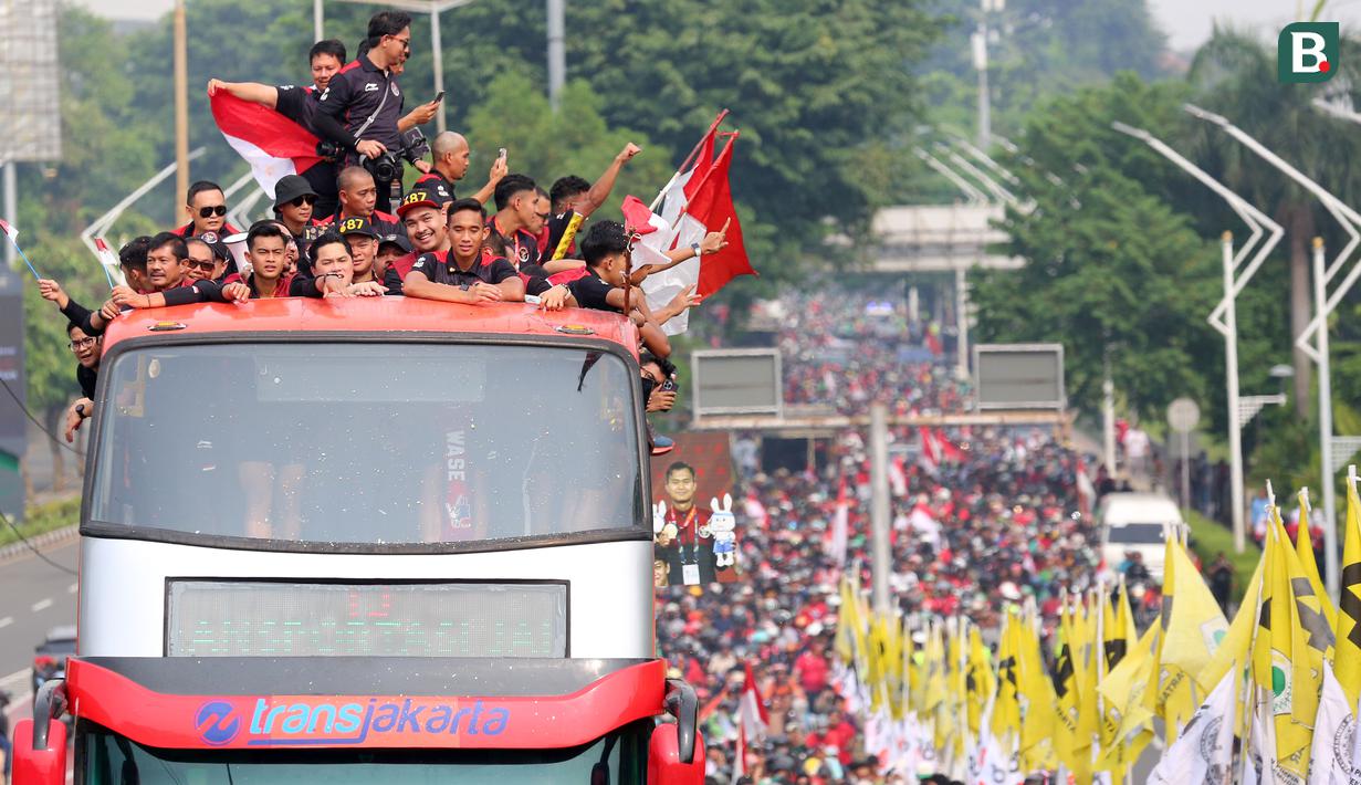 Bus yang ditumpangi Timnas Indonesia U-22 melewati pusat Flyover Jl. Gerbang Pemuda saat pawai kontingen Indonesia untuk SEA Games 2023 yang bertajuk Kira87uara yang berlangsung di Jakarta, Jumat (19/05/2023). (Bola.com/Bagaskara Lazuardi)